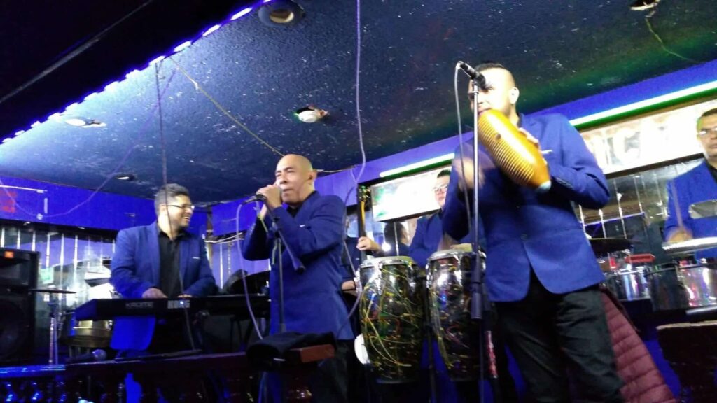 Akiko salon 3Akiko salon 3 - メキシコのプライベートツアー | MCT メキシコのサルサのバンドの生演奏