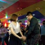 メキシコのプライベート観光ツアーでダンスを楽しむ日本人女性とメキシコ人男性