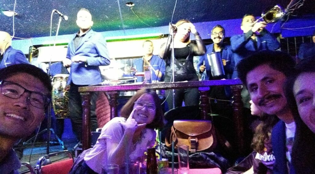 メキシコのプライベート観光ツアーでダンスを楽しむ日本人女性と演奏するバンド