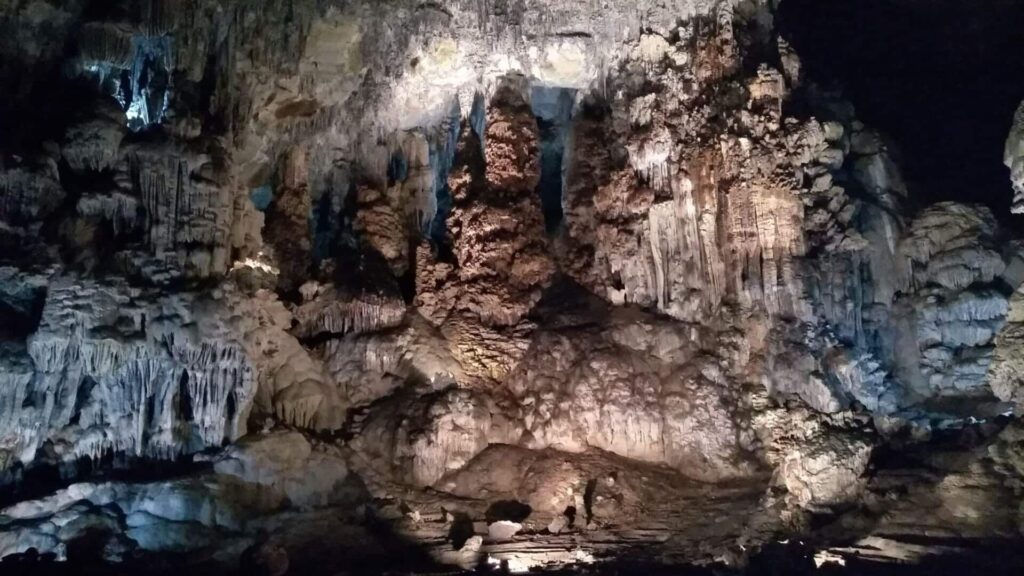 メキシコのカカワミルパ鍾乳洞