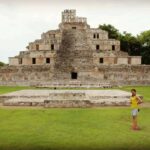 ピラミッドの前で写真を撮る女性