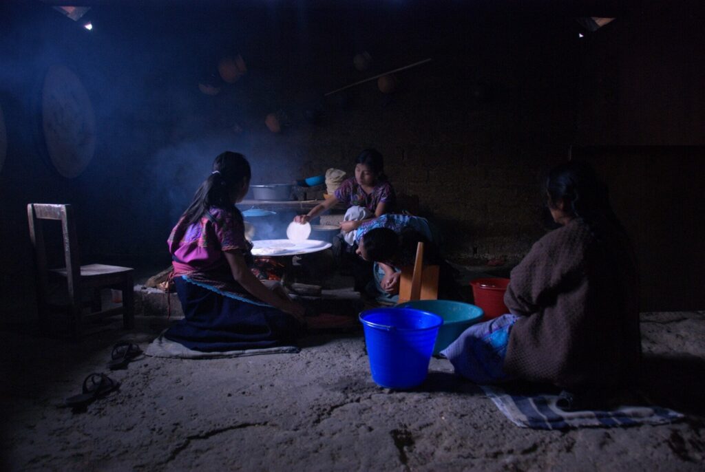 Zinacantan Cocina - メキシコのプライベートツアー | MCT メキシコのチアパス州シナカンタン村の一家の台所