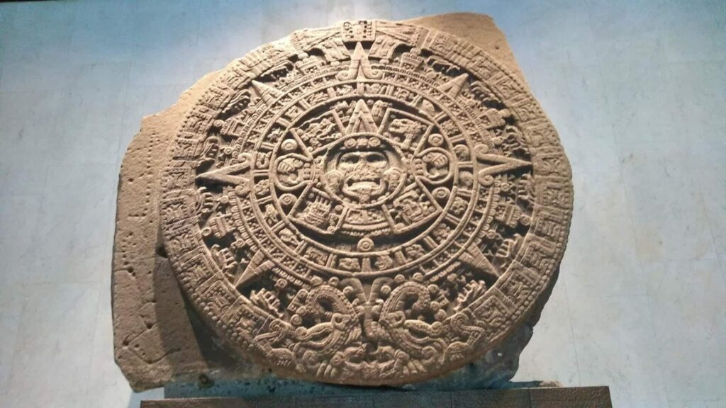 Piedradelsol1 - メキシコのプライベートツアー | MCT メキシコの国立人類学博物館にある太陽の石
