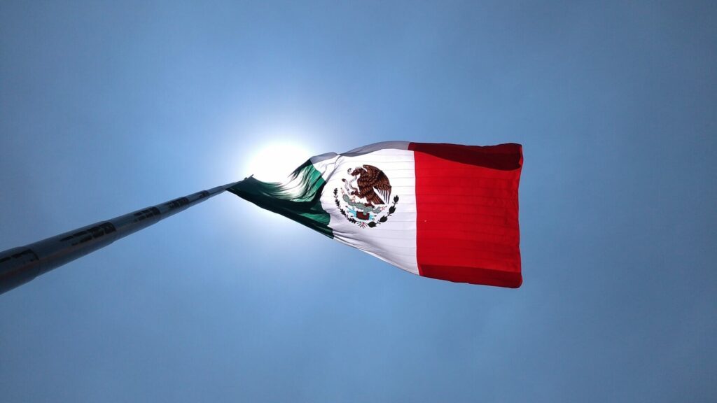 Bandera mexico - メキシコのプライベートツアー | MCT 風邪にたなびくメキシコの国旗