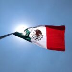 風邪にたなびくメキシコの国旗