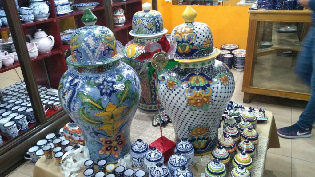 メキシコのプエブラ市特産タラベラ焼き