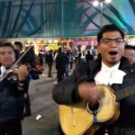 メキシコのマリアチが音楽を演奏している