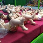 メキシコのソチミルコでキリストの人形が並べられている