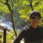 メキシコの観光ガイド岩﨑功が自然の中でサングラスをかけてポーズをとっている