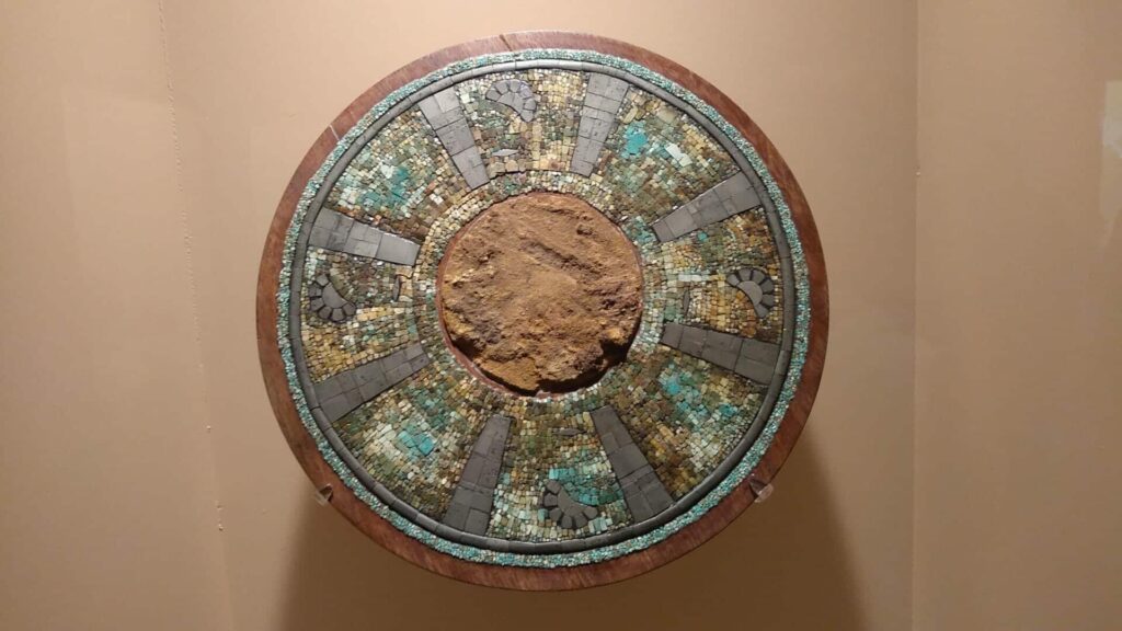 Discosolar tula - メキシコのプライベートツアー | MCT トルテカのトゥラ遺跡から出土した円盤