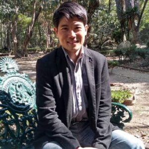 cKo-768x432 - メキシコのプライベートツアー | MCT メキシコの観光ガイド岩﨑功が講演でポーズをとっている