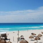 白い砂浜と青い海