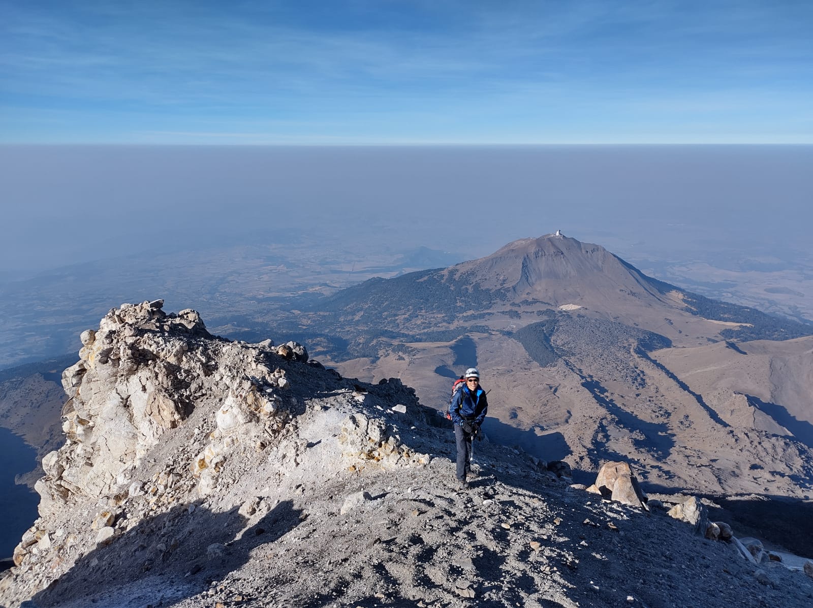 Pico12 - メキシコのプライベートツアー | MCT 青空をバックに高山でポーズをとるメキシコガイドの岩﨑功