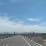 直線に続く高速道路