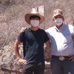 メキシコガイドの岩﨑功と現地ガイドの男性がポーズをとっている