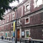 メキシコシティ中心部のタクバ通りと赤茶色の壁の建造物