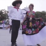 オアハカの民族衣装を着てダンスをする男性と女性