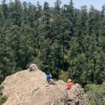 メキシコの観光ガイド岩﨑功が自然の中で妻とくつろいでいる