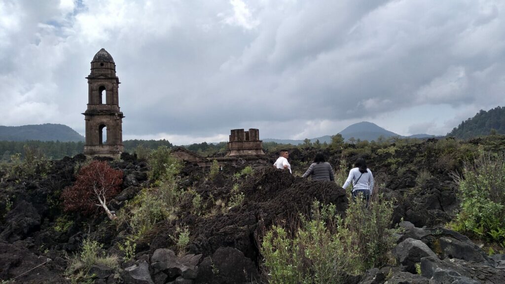 Paricutin san juan 4 - メキシコのプライベートツアー | MCT メキシコのミチョアカン州のパリクティン火山とその溶岩で埋もれたサンフアン村