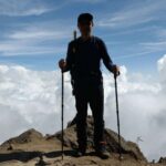 メキシコの観光ガイド岩﨑功が山でガイドをしている