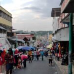 人が多いチアパス州タパチュラ市の市場の外