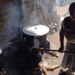 オアハカの女性が毛糸を作っている