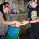 メキシコの観光ガイド岩﨑がメキシコのオアハカで現地の人と料理をしている