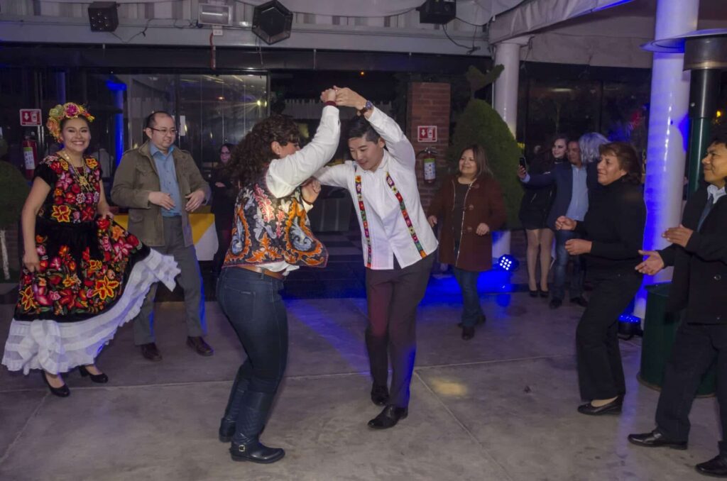 Baile boda - メキシコのプライベートツアー | MCT メキシコの観光ガイド岩﨑功がダンスをしている