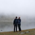 メキシコの観光ガイド岩﨑功が山で妻とハイキングをしている