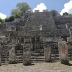 メキシコのマヤ遺跡カラクムル遺跡の神殿が聳え立つ