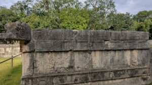 Chichen Tzompantli - メキシコのプライベートツアー | MCT メキシコのマヤの遺跡チチェンイッツァ遺跡のレリーフ