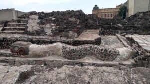 Templo mayor quetzalcoatl - メキシコのプライベートツアー | MCT アステカ帝国の首都テンプロマヨールの蛇のレリーフ