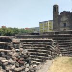 石造りの遺跡と奥に教会がみえる