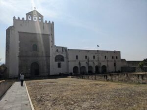 Acolman Eri san - メキシコのプライベートツアー | MCT メキシコのアコルマン教会