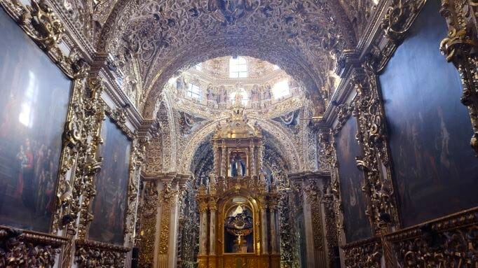 メキシコのプエブラ市にあるロサリオ教会