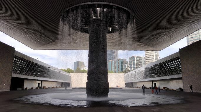 Eje MNA - メキシコのプライベートツアー | MCT メキシコシティにある国立人類学博物館の支柱