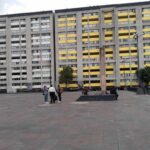 広場とその後ろにそびえるアパート