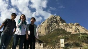 Yuri Yuko Bernal 2 - メキシコのプライベートツアー | MCT 大きな岩の前でポーズをとる女性二人と男性一人