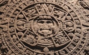 Piedra del sol damaged - メキシコのプライベートツアー | MCT