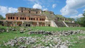 Sayil palacio - メキシコのプライベートツアー | MCT マヤのサジル遺跡