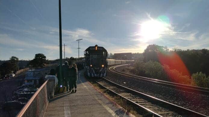 駅に入る列車
