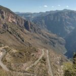 険しい渓谷をジグザグに貫く道