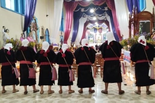 民族衣装をまとうメキシコのチアパスの男性