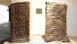 Estela 12 13 Monte Alban Calendario Zapoteco - メキシコのプライベートツアー | MCT