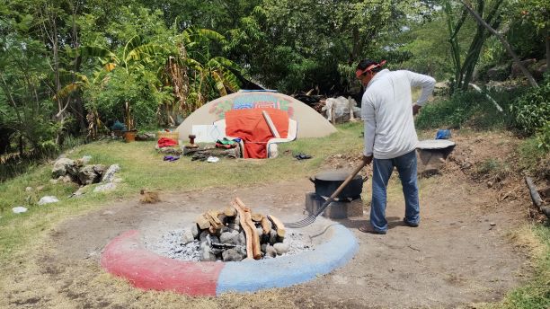 テマスカルの中でたく蒸気用に石を熱する