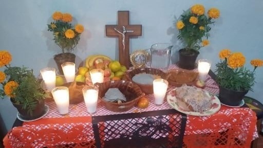 Ofrenda altar casa - メキシコのプライベートツアー | MCT メキシコの死者の日の祭壇