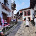 古い町の路上で談笑する人と編み物をする人