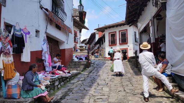 Cuetzalan Takahashisama - メキシコのプライベートツアー | MCT 古い町の路上で談笑する人と編み物をする人