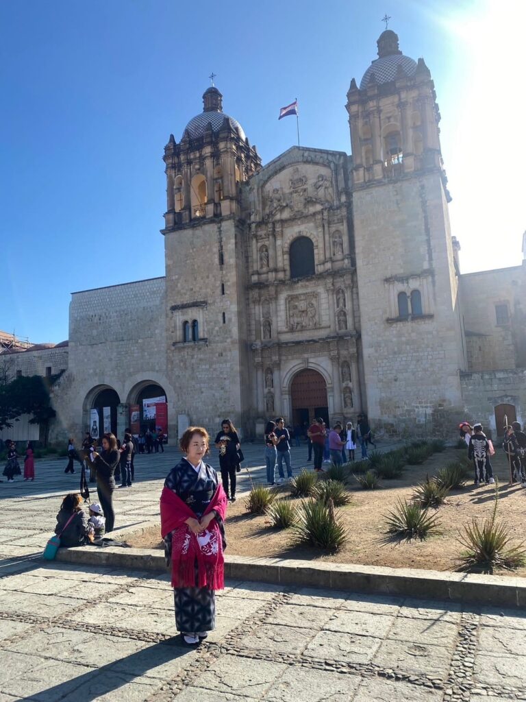 Kishimotosama Kimono - メキシコのプライベートツアー | MCT メキシコのオアハカ中心部にあるサントドミンゴ教会