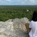 メキシコのカラクムル遺跡からのマヤのジャングルの眺め